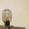Amp bordslampa, grå-mässing