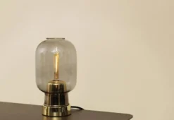 Amp bordslampa, grå-mässing