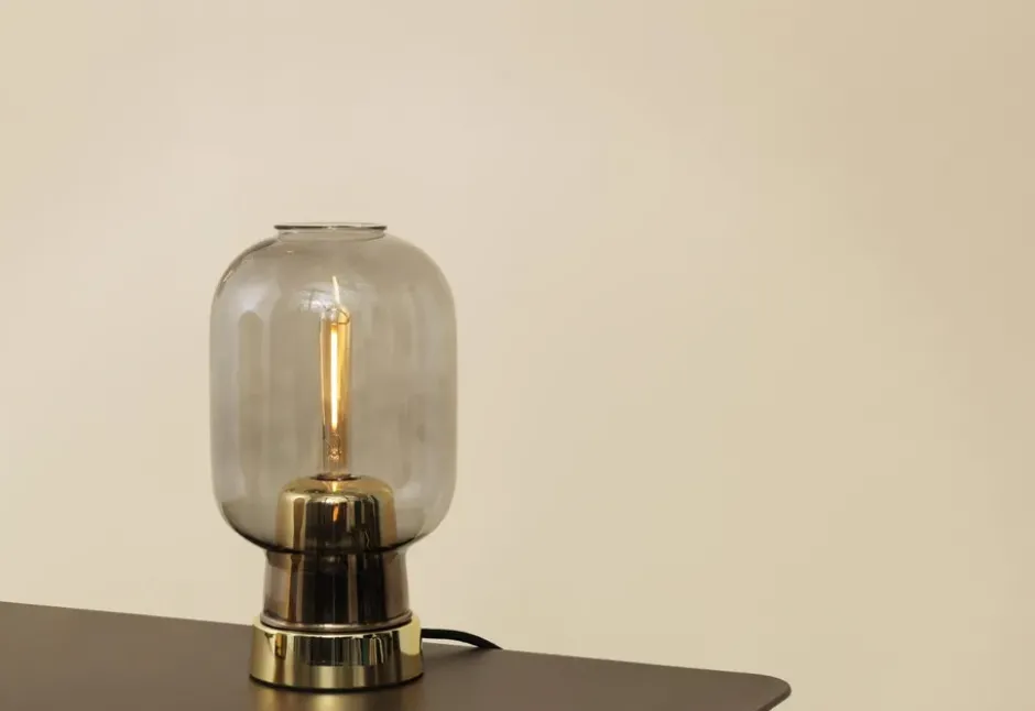 Amp bordslampa, grå-mässing