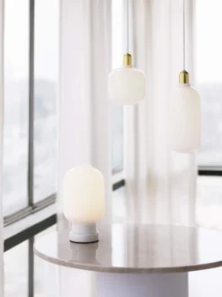 Amp lampa liten, Vit-mässing