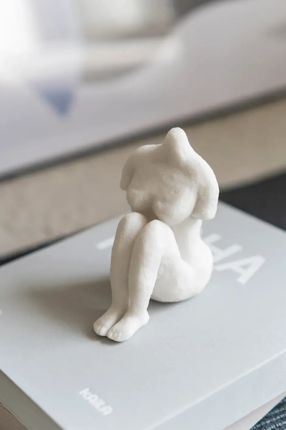 Art piece sittande kvinna 14 cm, Off-white