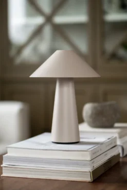 Cannes portabel bordslampa, Mud