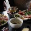 Ditte serveringsfat, Beige-vinröd