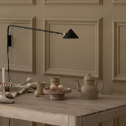 Kelly vägglampa lång arm, Svart-guld