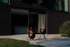 MOON 45 eldstad, All black, högt stativ