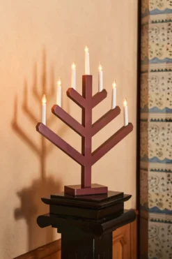 Pine adventsljusstake 62 cm, Röd