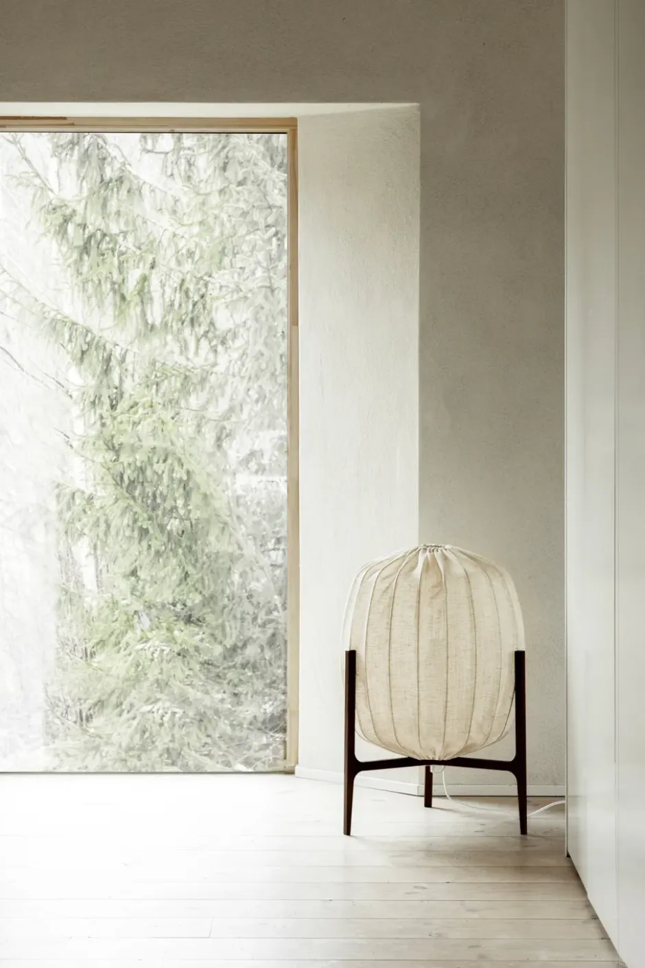 Prisma floor golvlampa Ø48 cm, Dark ash-natural