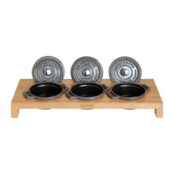 Staub serveringshållare till 3 minigrytor, Bambu
