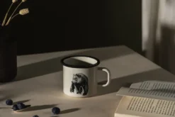 Teemu Järvi x Muurla emaljmugg 37 cl, Björn
