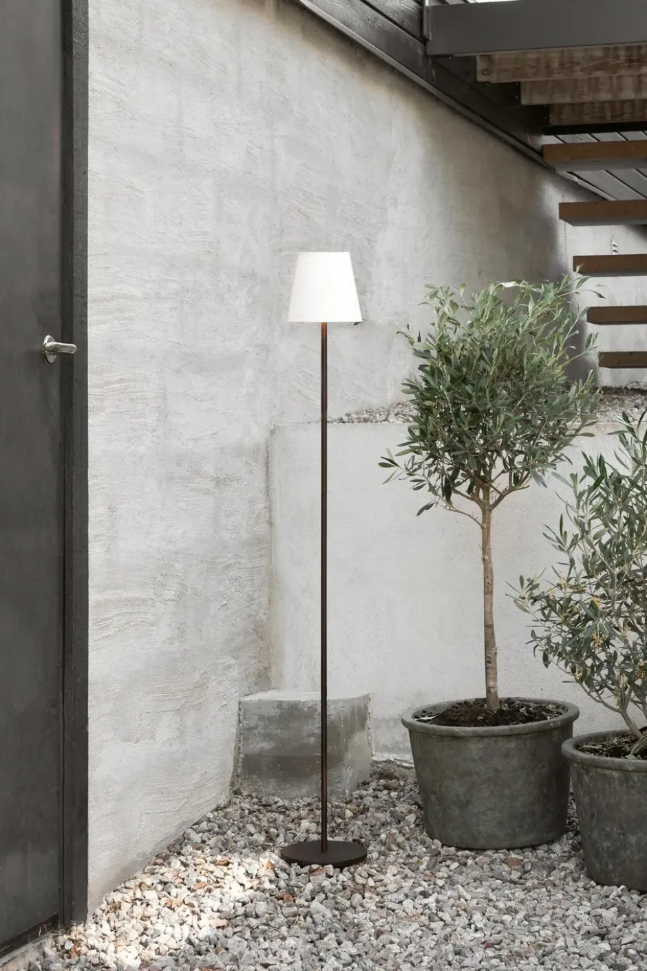 Tyra floor portable golvlampa Ø14 cm, Coffee