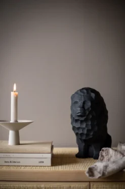 Uma ljusstake, Sand