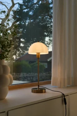 Vienda bordslampa, mässing-vit