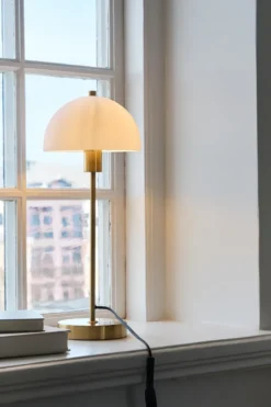 Vienda bordslampa, mässing-vit