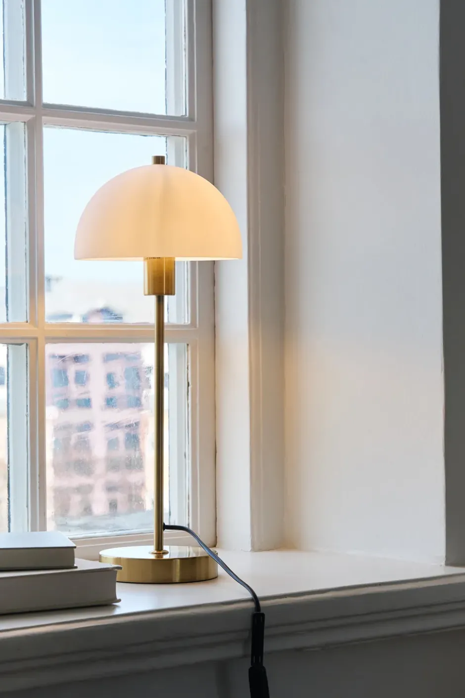 Vienda bordslampa, mässing-vit