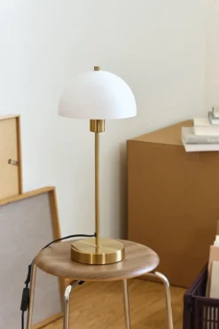 Vienda bordslampa, mässing-vit